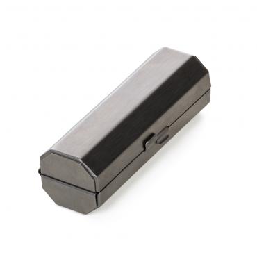 Porta batom metal com espelho e parte interna revestida de veludo.